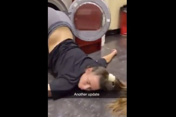 Por reto de TikTok mujer queda atrapada dentro de una lavadora #VIDEO