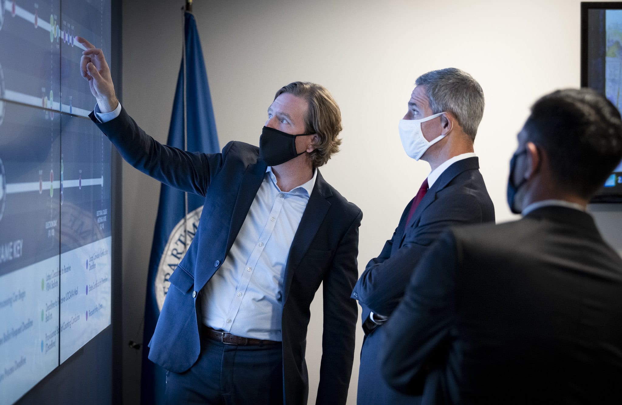 Por declaración "altamente incorrecta" sobre las elecciones, Trump despide al director de la Agencia de Ciberseguridad de EEUU