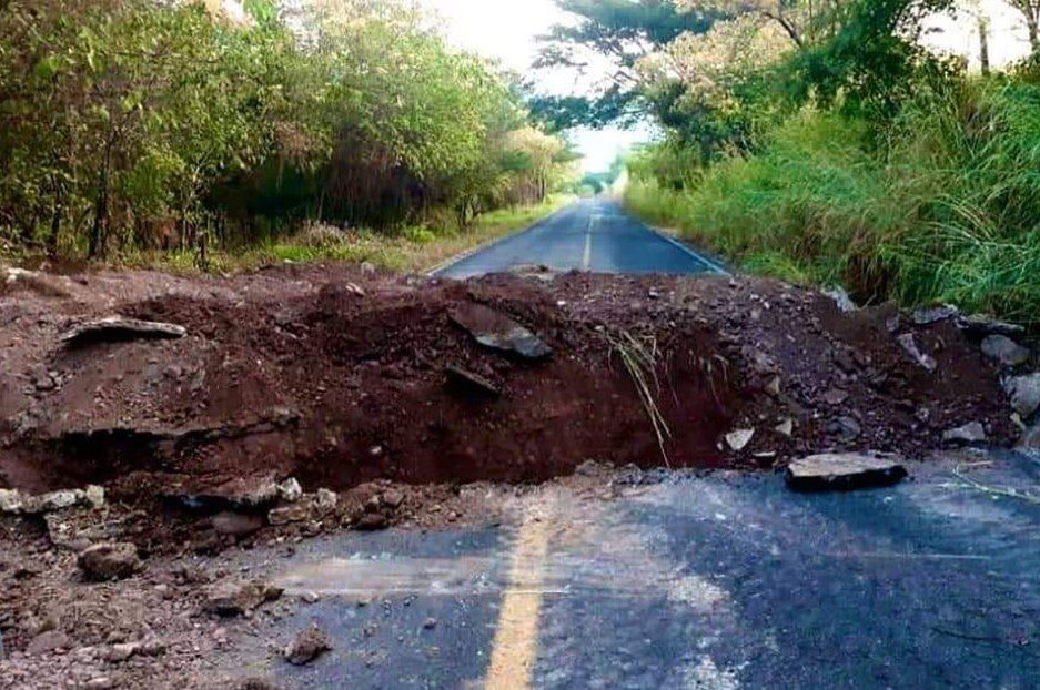 En Michoacán hacen zanjas en los caminos para detener vehículos grupos delictivos