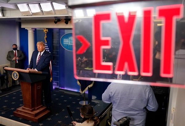 Televisoras cortan mensaje de Donald Trump y lo califican como "fake news"