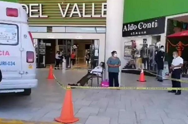 Muere hombre de la tercera edad a la entrada de plaza comercial en Oaxaca