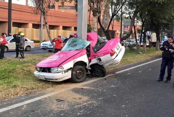 ¡Fatal accidente! Un taxista muere al estrellarse contra un poste
