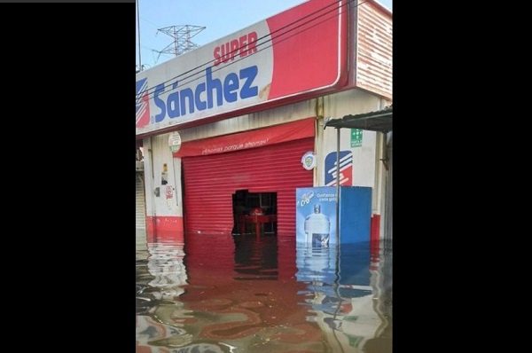 Tiendas y comercios en Tabasco comienzan a ser saqueados ante inundaciones