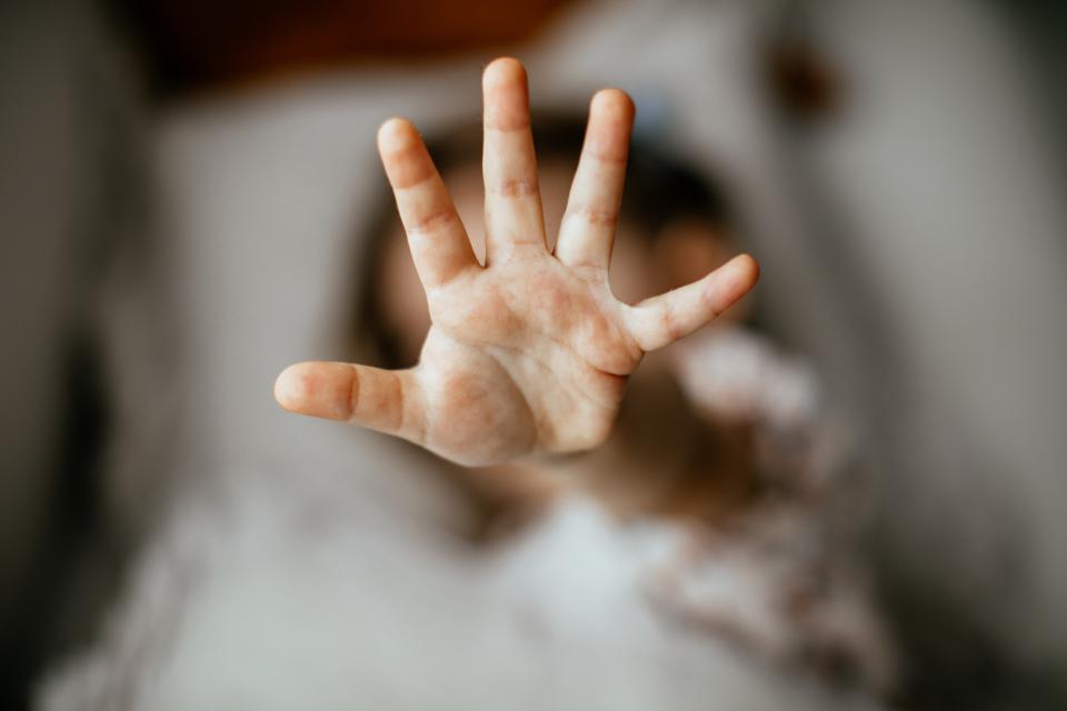 Quince hombres son acusados de raptar y violar a dos hermanas por varios días