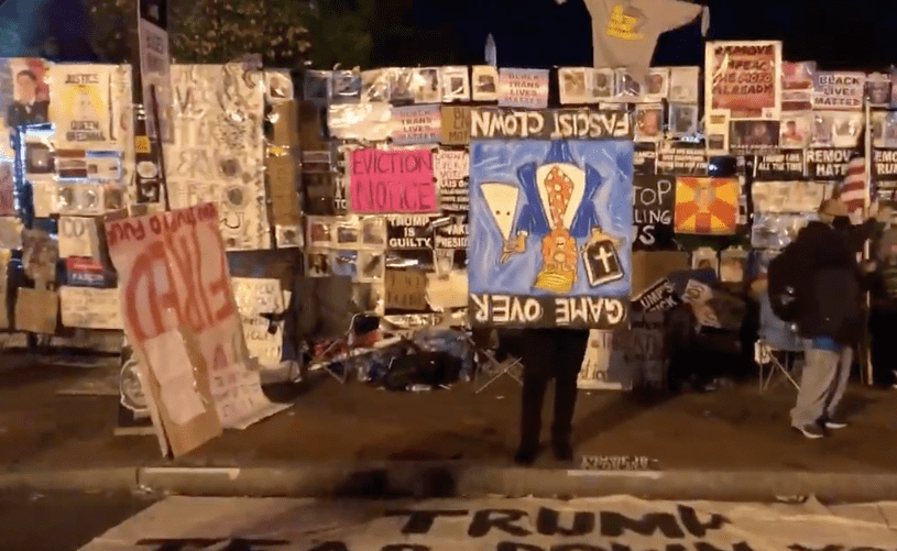 Grupo anti-Trump "festeja" afuera de la Casa Blanca #VIDEO