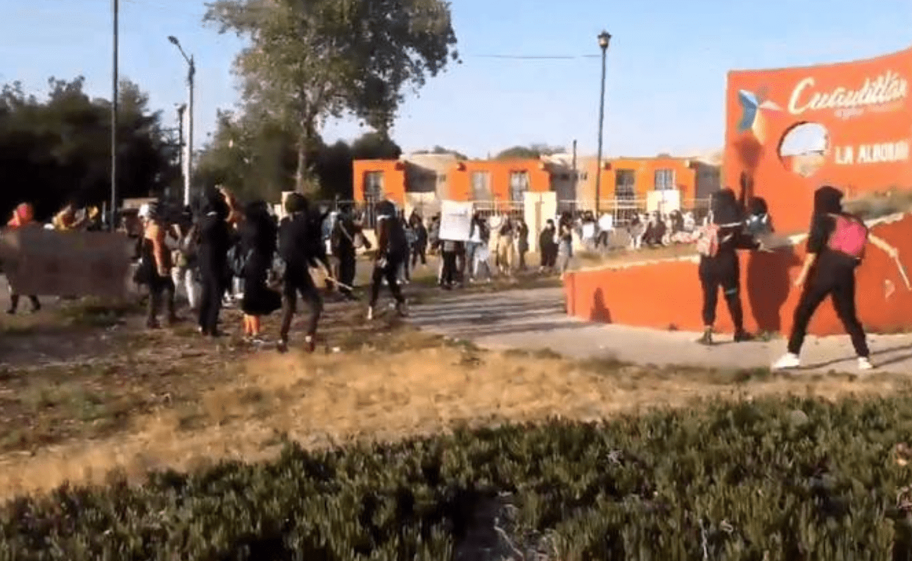 Mujeres se enfrentaron a golpes con la policía en Cuautitlán