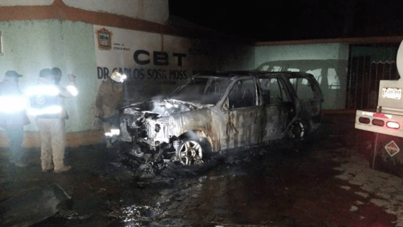 Vecinos queman camioneta involucrada en accidente, en Juchitepec