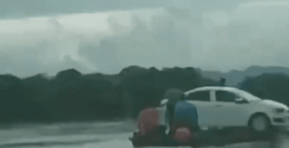 Cruzan auto a bordo de cayucos por río Usumacinta de Tabasco #VIDEO