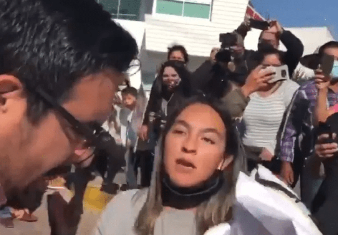 Mujer exige medicamentos contra cáncer y abofetea a integrante de Ayudantía de AMLO #VIDEO