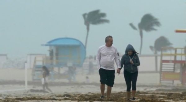Eta alcanza a Florida, dejando un rastro de muerte en México y Centroamérica