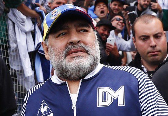Neurocirujano asegura que Maradona evoluciona y desea abandonar clínica