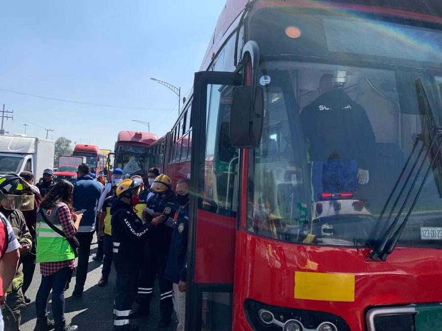 Choque de dos unidades de Metrobús, deja 5 heridos
