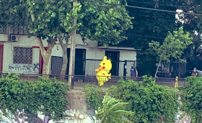 Carabineros de Chile detienen a Pikachu durante una protesta en Santiago #VIDEO