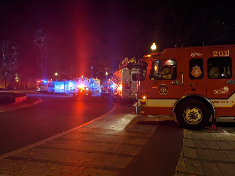 Sujeto disfrazado con traje medieval mata con su espada a dos personas y hiere a cinco en Quebec #VIDEO