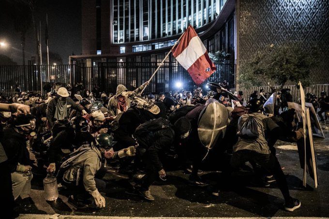 Al menos dos muertos en Perú por violenta reacción de la policía contra manifestantes #VIDEO