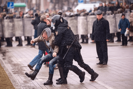 Más de 100 manifestantes detenidos por la policía en Bielorrusia #VIDEO