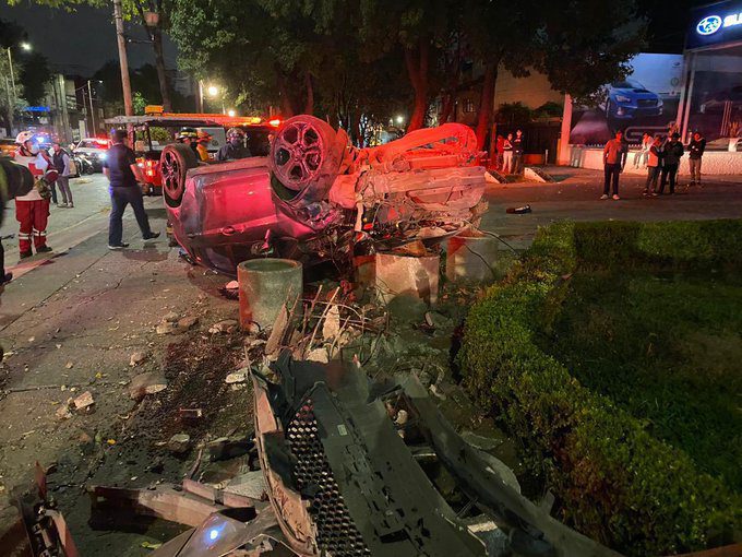 Dos heridos por aparatosa volcadura en la colonia Escandón #VIDEO