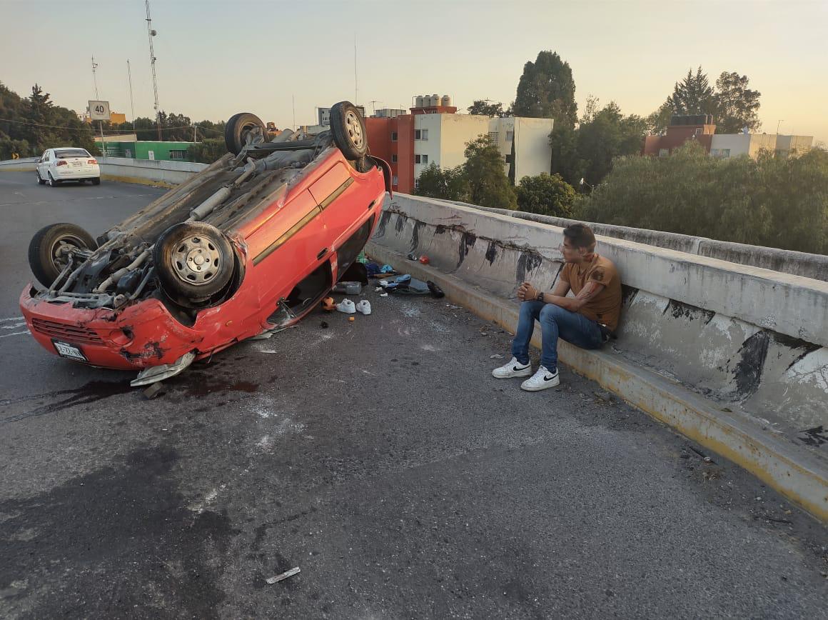 Choca contra muro de contención y su amigo sale volando en Cuautitlán Izcalli