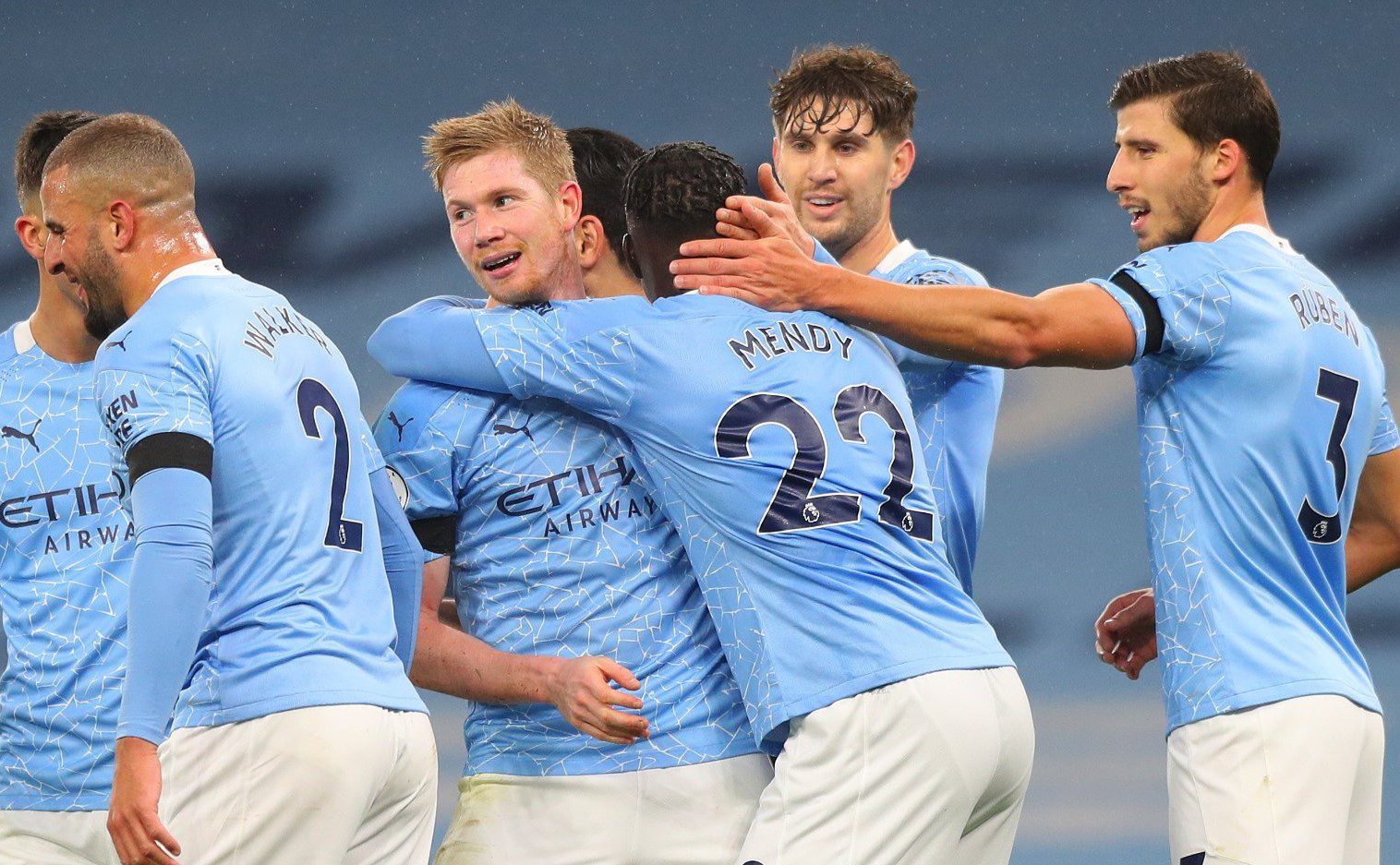 Tras guardar un minuto de silencio por Maradona, el Manchester City goleó al Burnley