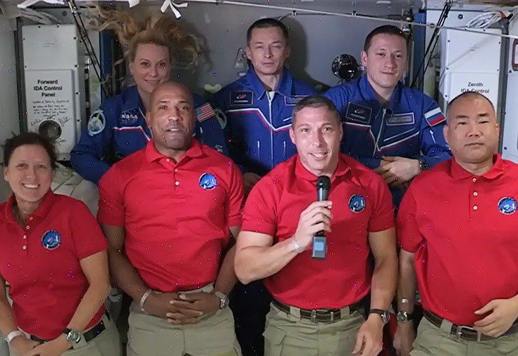 Astronautas de cápsula Crew Dragon de SpaceX inician estancia de medio año en la Estación Espacial Internacional