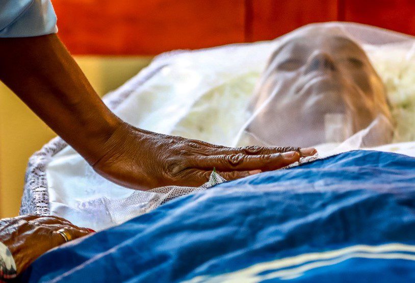 Entierran a hombre de color asesinado por guardias de supermercado en Brasil