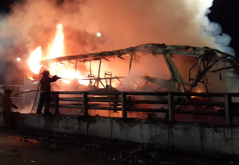Arde autobús de pasajeros en Lindavista tras chocar contra barra de contención #VIDEO
