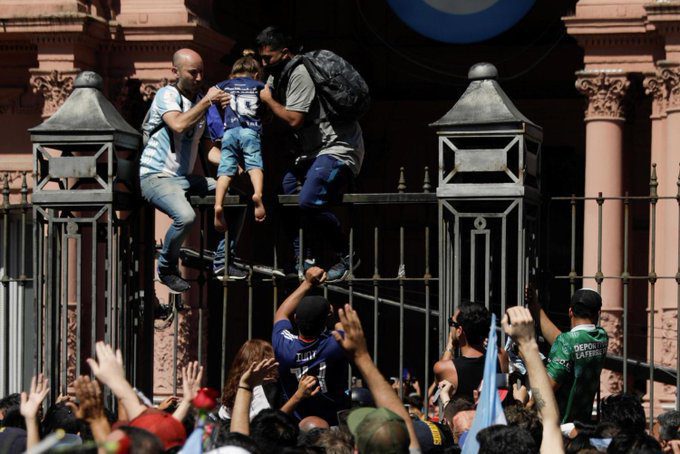 Por desmanes entre fans y policías, retiran el cuerpo de Maradona de la Casa Rosada #VIDEO