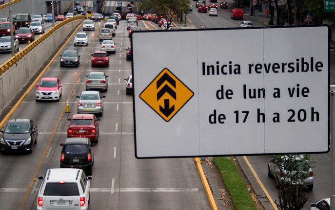 En el primer día del carril reversible en Circuito Interior, motociclista choca contra auto