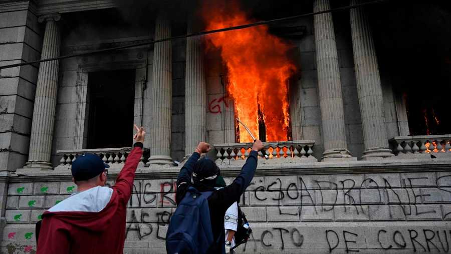Arde el Congreso de Guatemala por protestas contra el presupuesto 2021 #VIDEO