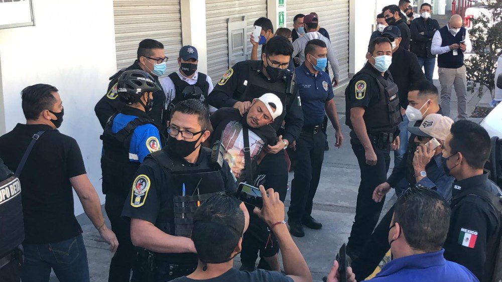 Zafarrancho para desalojar a clientes de un banco en Chihuahua #VIDEO