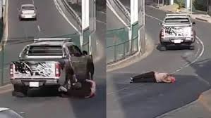 Atropellan a mujer en percance vial, buscan al conductor #VIDEO