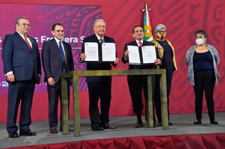 AMLO firma decreto para ampliar estímulos fiscales en la frontera norte de México