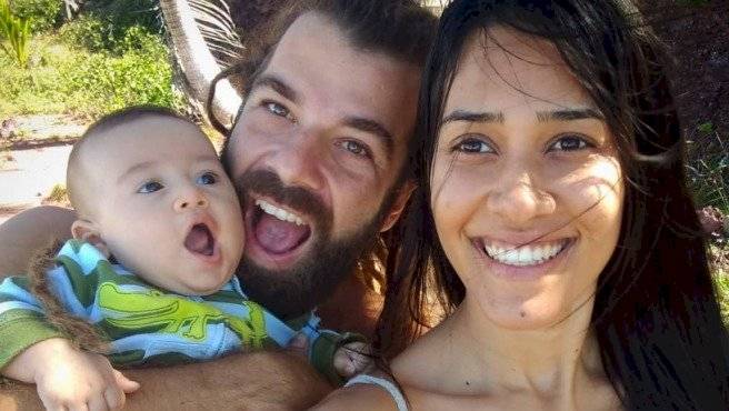 Familia muere tras derrumbe de acantilado, hallan a mamá abrazando a su bebé