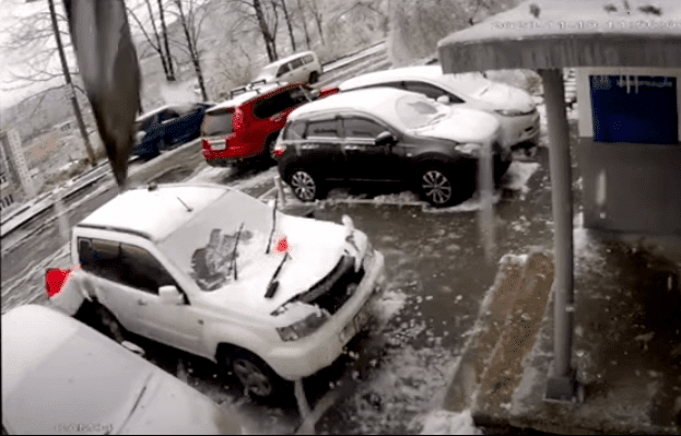 Apenas y libra enorme losa de cemento que cayó desde lo alto de un edificio #VIDEO
