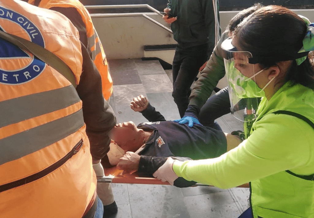 Usuario del Metro es trasladado al hospital al ser alcanzado por convoy en estación Hidalgo #VIDEO