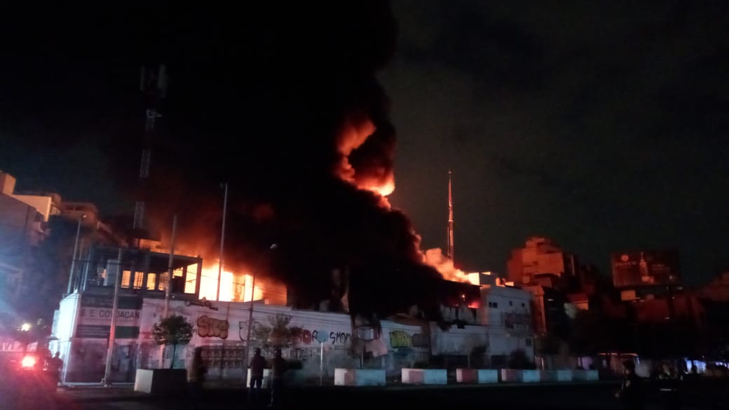 Controlan 85% del incendio en subestación de CFE en Coyoacán, desalojan a vecinos