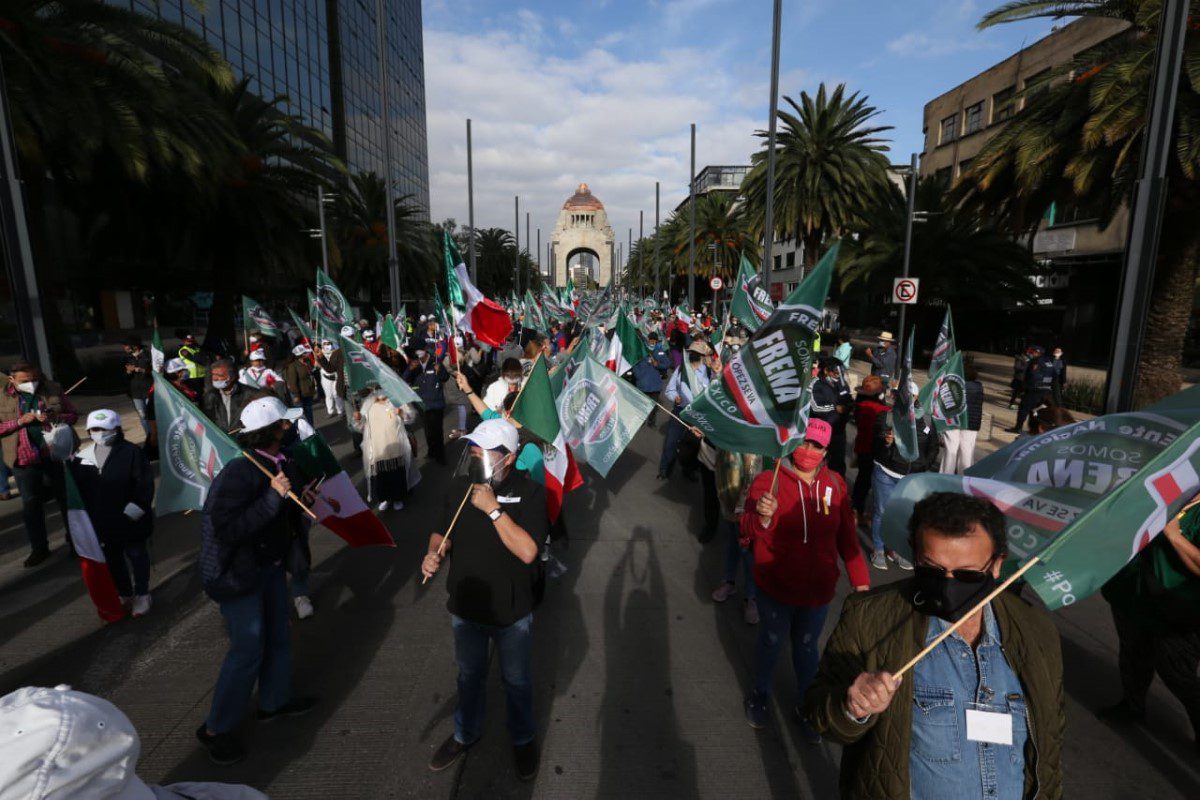 Marcha de FRENAAA avanza hacia Ángel de la Independencia, va a Zócalo #VIDEO