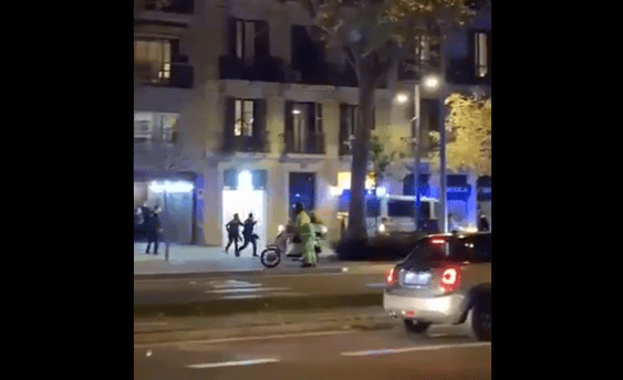 Policía de Barcelona dispara contra indigente que amenazó con cuchillo a peatones #VIDEO