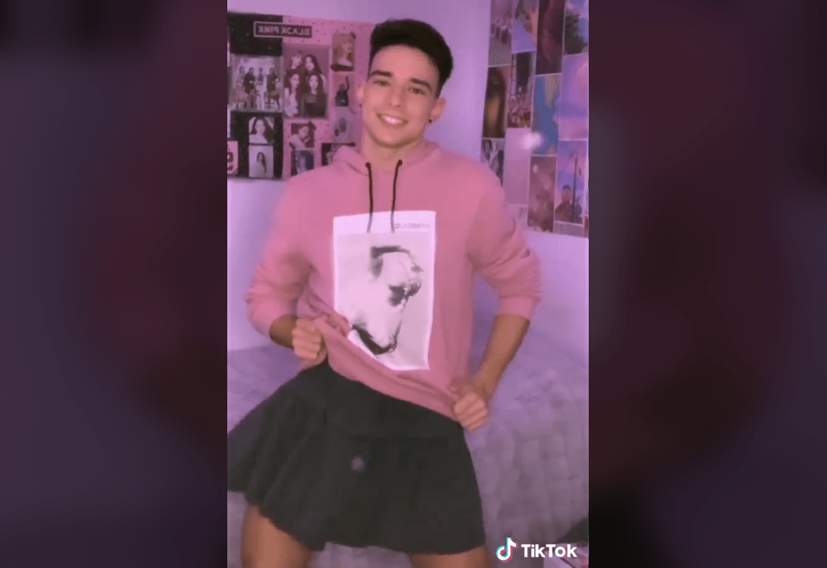 Adolescentes acuden a la escuela con falda, como acto solidario hacia otro estudiante