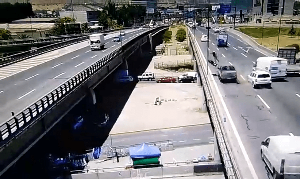 Motociclista muere tras chocar y salir proyectado desde un puente #VIDEO