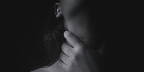 Detienen a sujeto que estranguló a su novia por mensajes en el celular, en Toluca