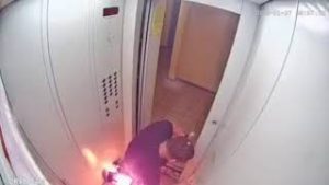 Prendió su cigarro en un elevador y casi provoca un fuerte incendio #VIDEO