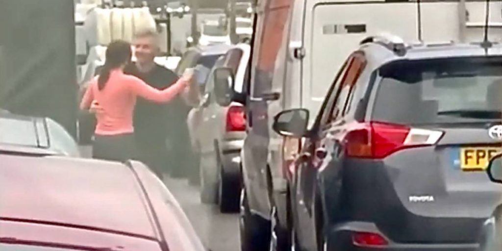 Hartos del tráfico, se bajan de su auto y bailan #VIDEO