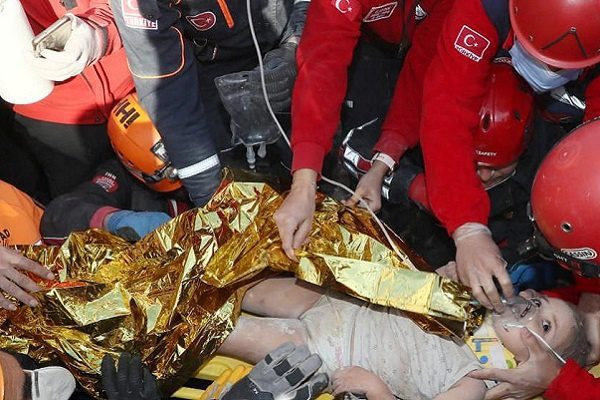 Rescatan niña de tres años tras cuatro días del terremoto en Turquía #VIDEO
