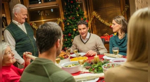 España planea limitar reuniones de Navidad a seis personas