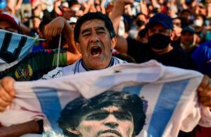 Abogado de Maradona acusó  “criminal idiotez” en muerte del ídolo; fiscales siguen investigando