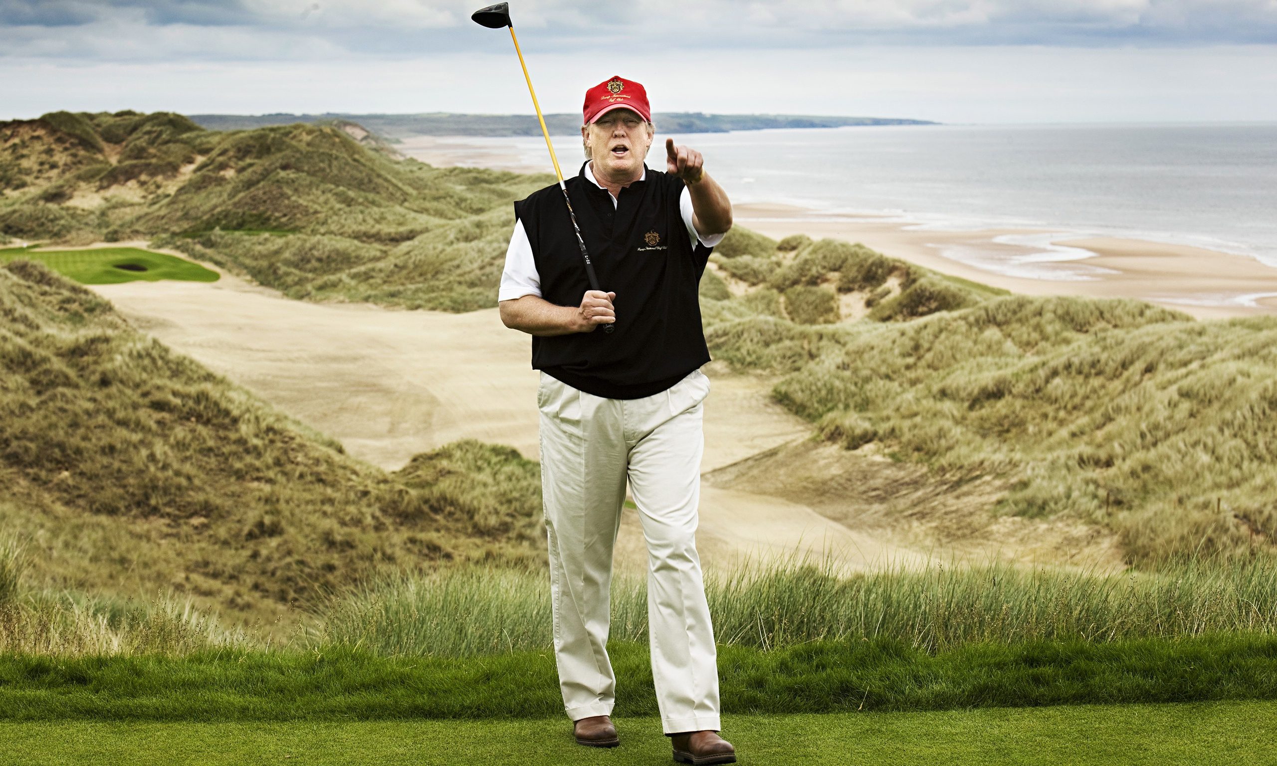 Trump sigue sin reconocer derrota y regresa a jugar golf