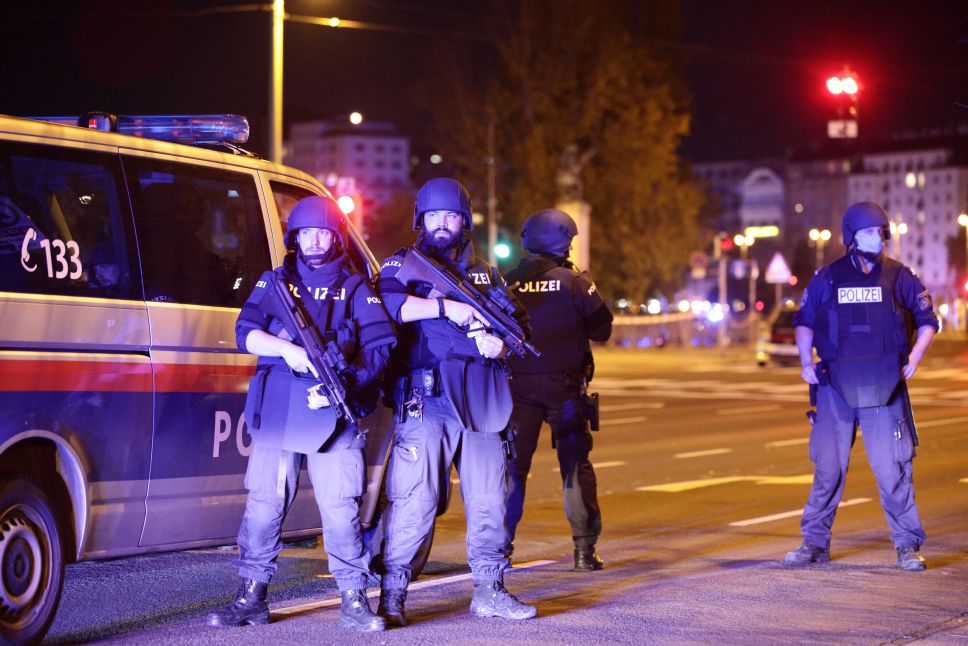 Reportan varios heridos tras tiroteo en sinagoga de Viena #VIDEO