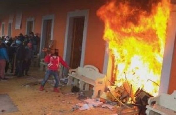 Pobladores de Chignautla, Puebla, incendian Palacio Municipal para oponerse a concesionaria de agua