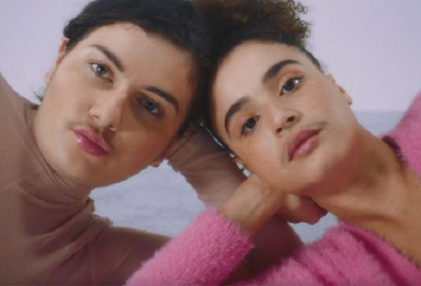 Línea de productos femeninos llama a mujeres de dejarse crecer el bigote